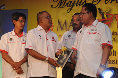 Anugerah Khas kepada Institut Skill-Tech oleh Menteri Pertanian dan Industri Asas Tani sempena MAHA Youth 2011